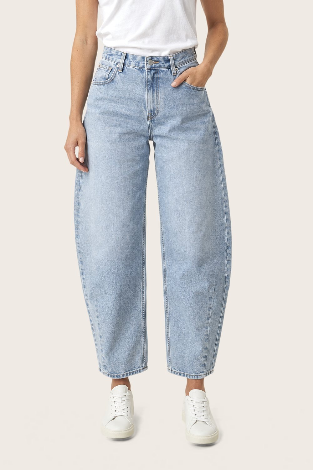 Barrel Jean in Light wash, worn, front